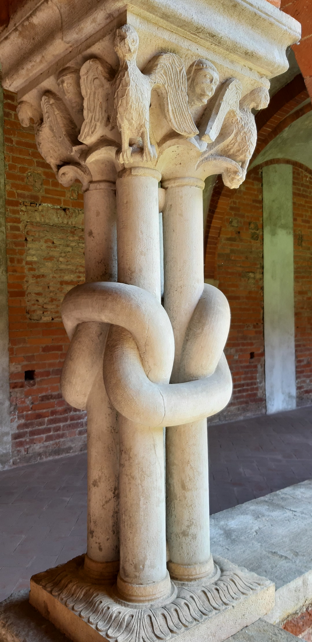 11_Colonna annodata, simbolo della Trinità